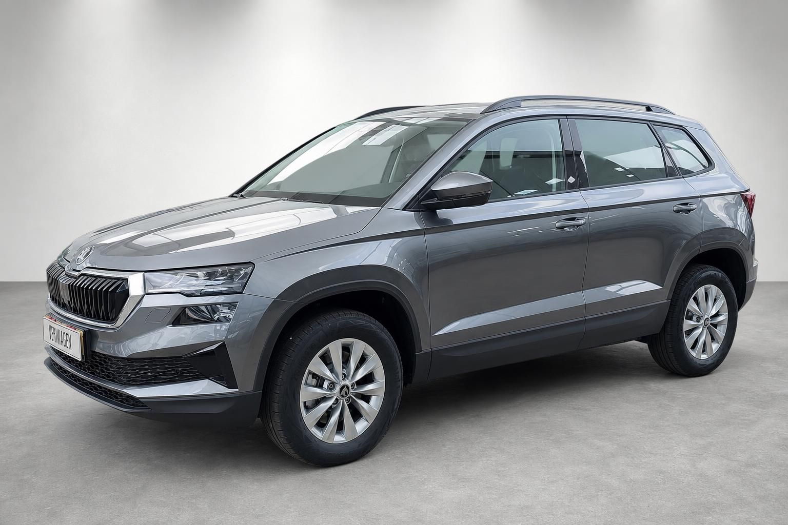Skoda Karoq SUV Grau, Frontansicht schraeg im Fotostudio