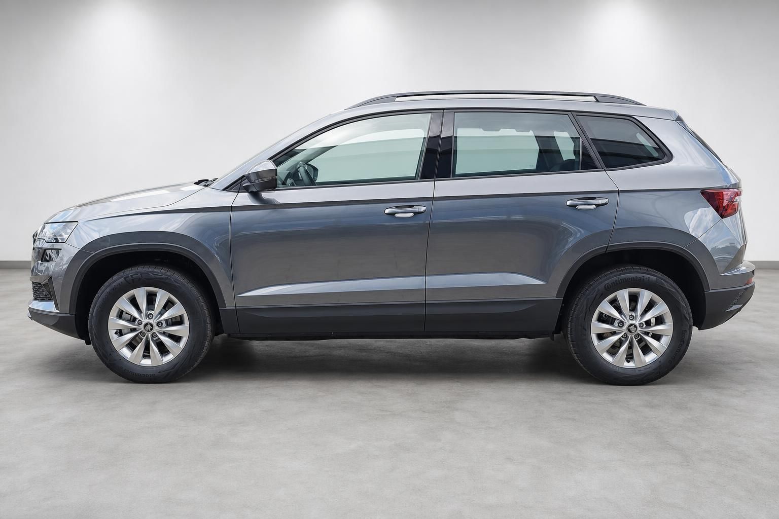 Skoda Karoq SUV Grau, Seitenansicht im Fotostudio