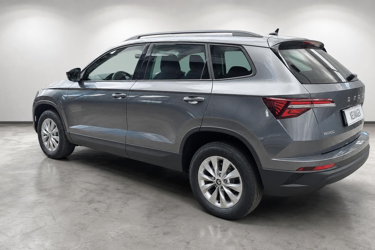 Skoda Karoq SUV Grau, Heckansicht schraeg im Studio