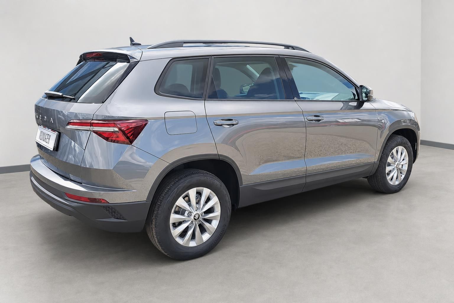 Skoda Karoq grau metallic Heckansicht seitlich im Studio