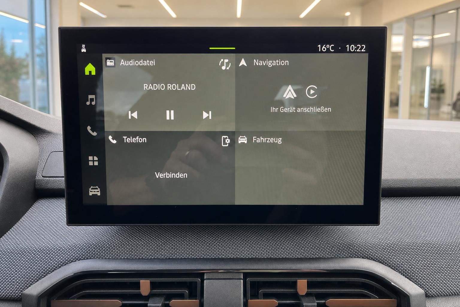 Multimedia-Touchscreen mit Navigation und Telefonfunktion im Fahrzeug