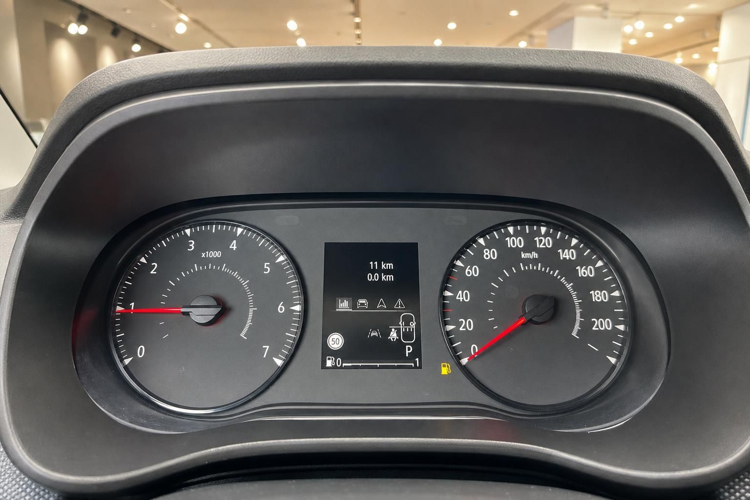 Tachometer und Drehzahlmesser im Cockpit des Fahrzeugs
