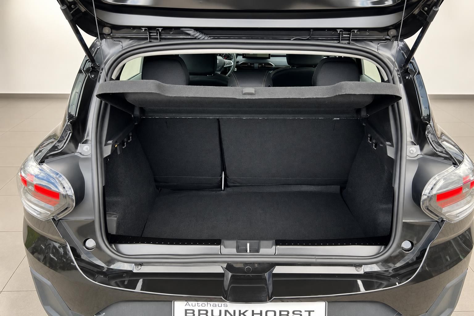 Kofferraum eines schwarzen Fahrzeugs mit geöffneter Heckklappe