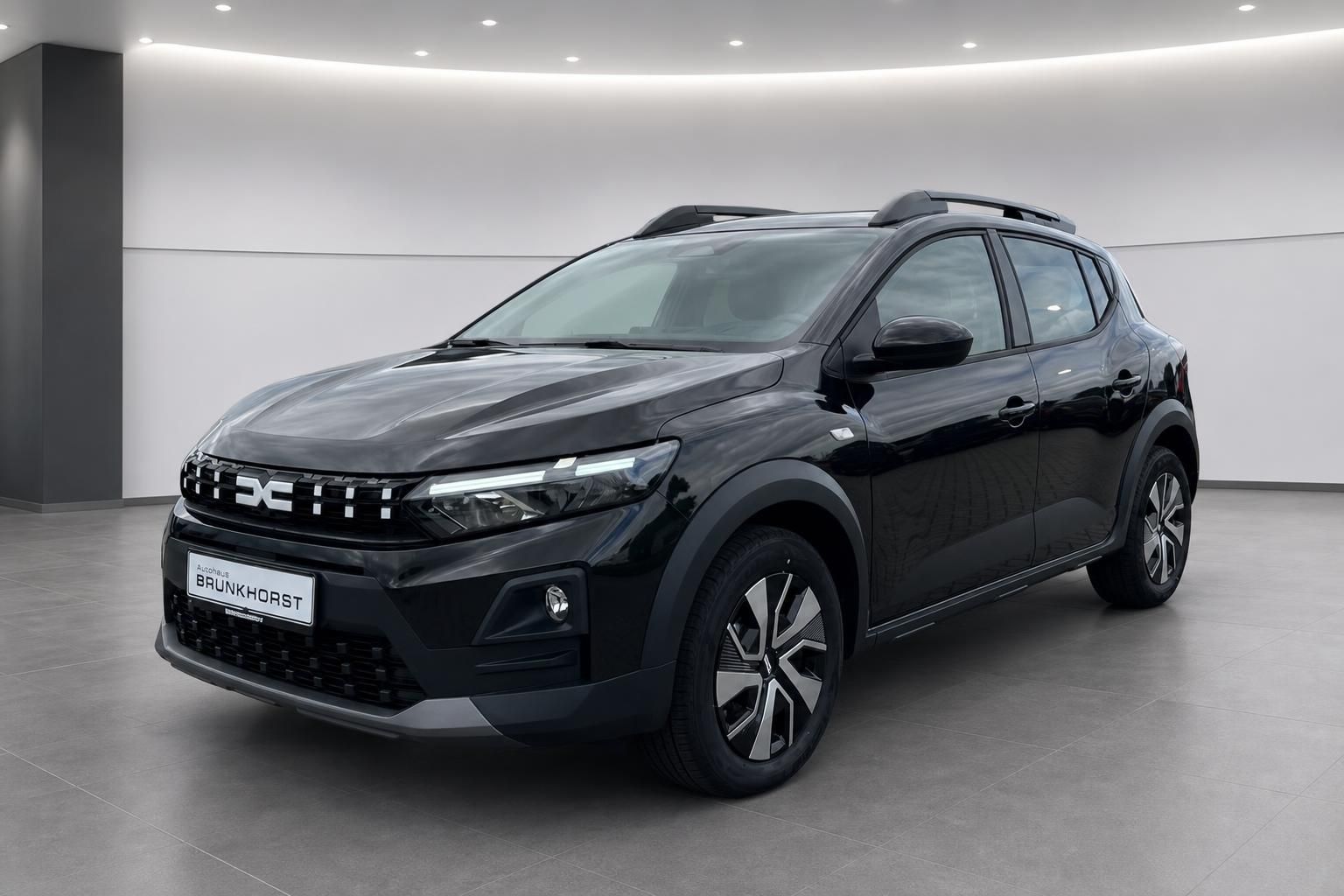 Dacia Sandero Stepway schwarz Seitenansicht im Autohaus