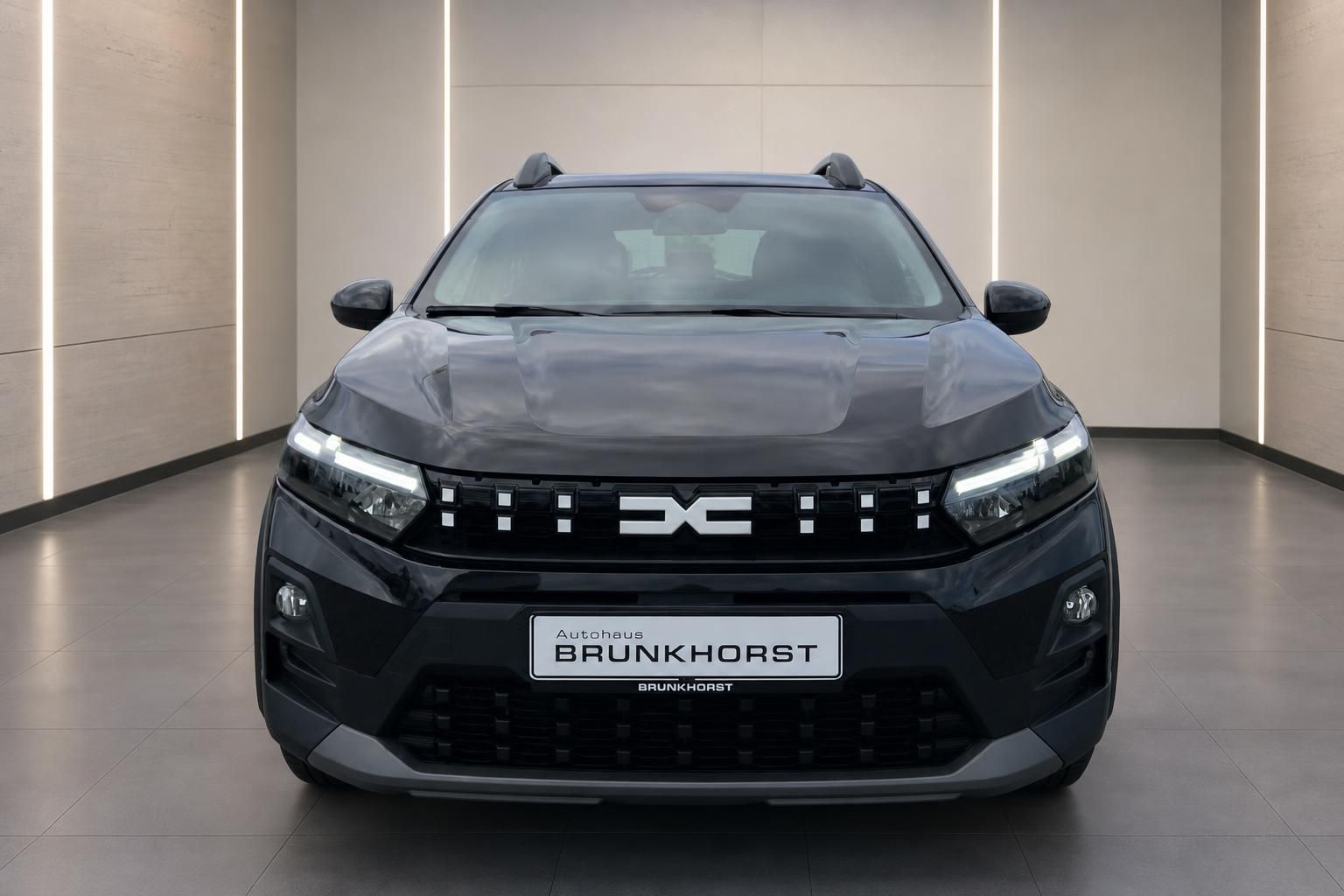 Dacia Sandero Stepway schwarz Frontansicht mit LED-Scheinwerfern