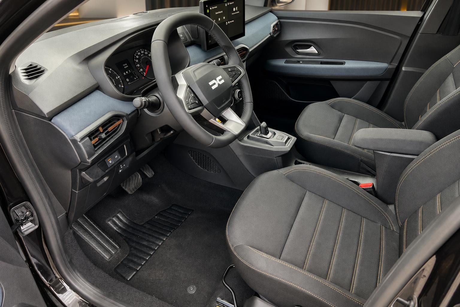 Dacia Sandero Innenraum mit Cockpit und Sitzen in Schwarz