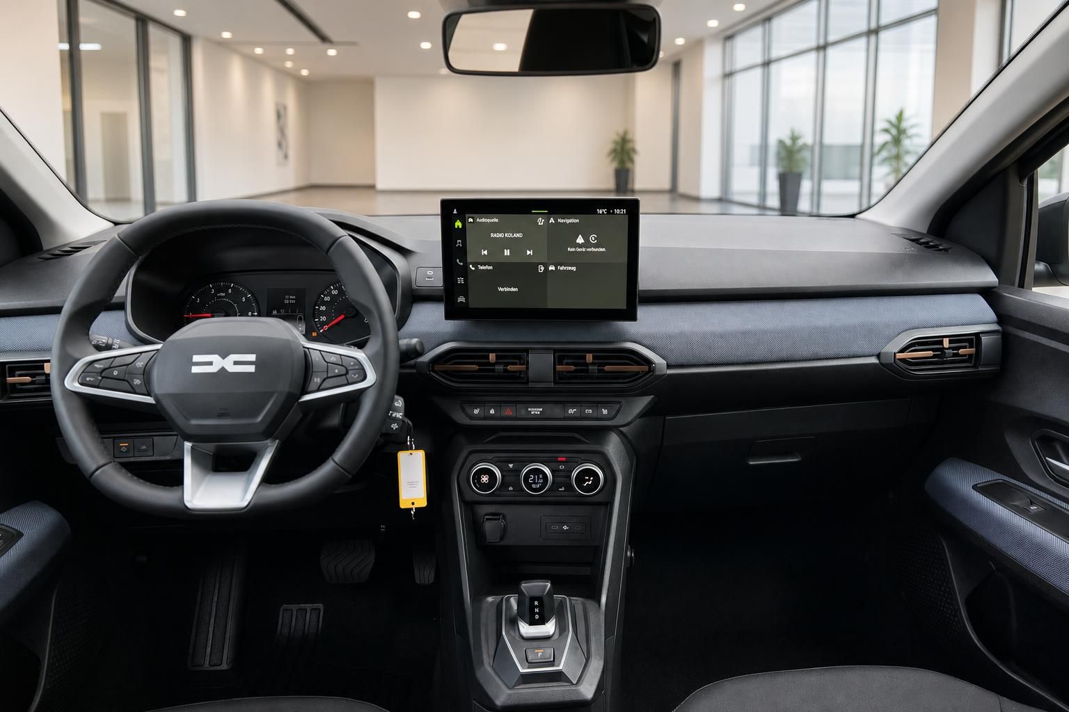 Dacia Cockpit mit Lenkrad und Infotainment-Display Innenansicht