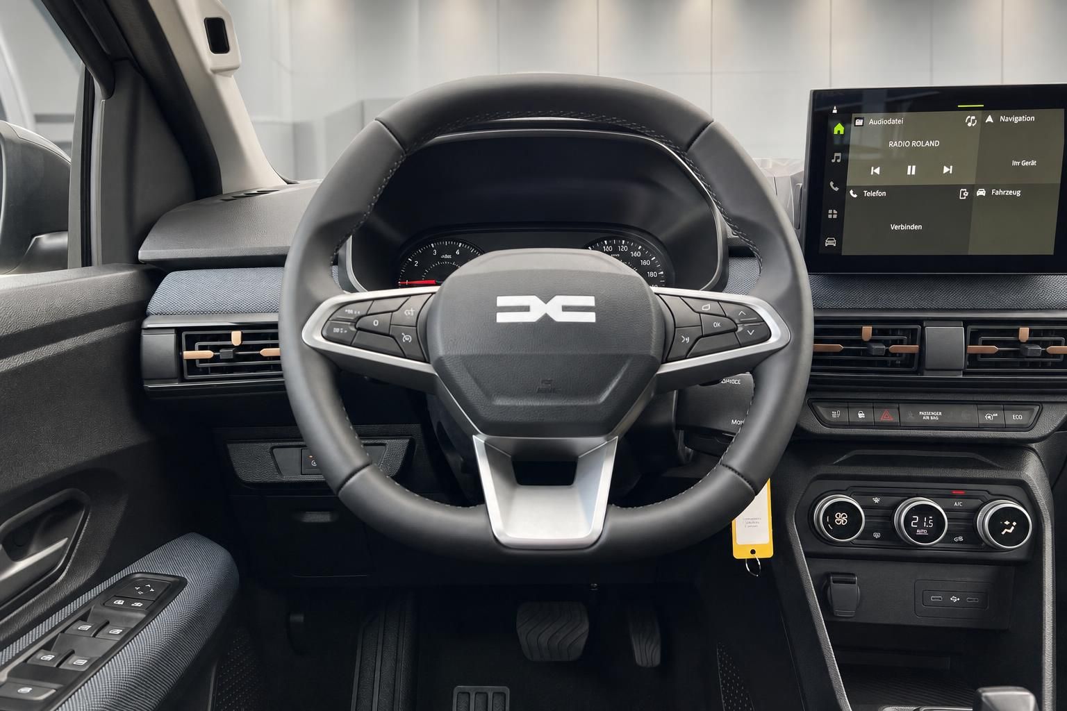 Dacia Cockpit mit Lenkrad und Multimedia-Display im Innenraum