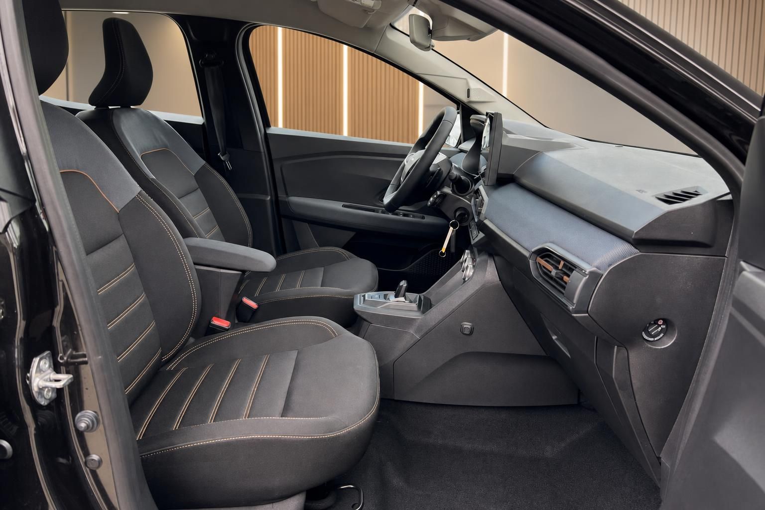 Vordersitze und Armaturenbrett im Innenraum eines Dacia