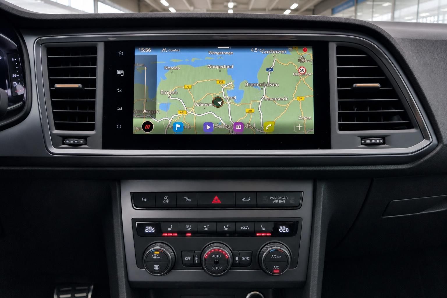 Seat Infotainment-System mit Navigation und Klimabedienung im Cockpit