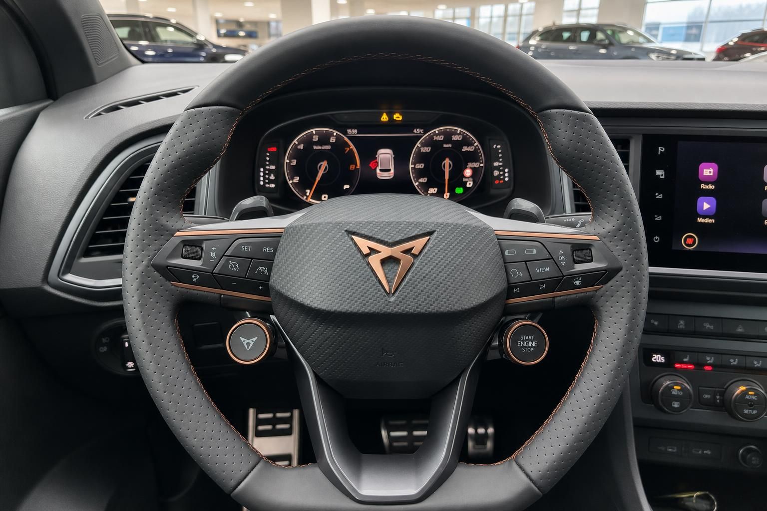 Cupra Lenkrad mit Bedienelementen und digitalem Kombiinstrument im Cockpit