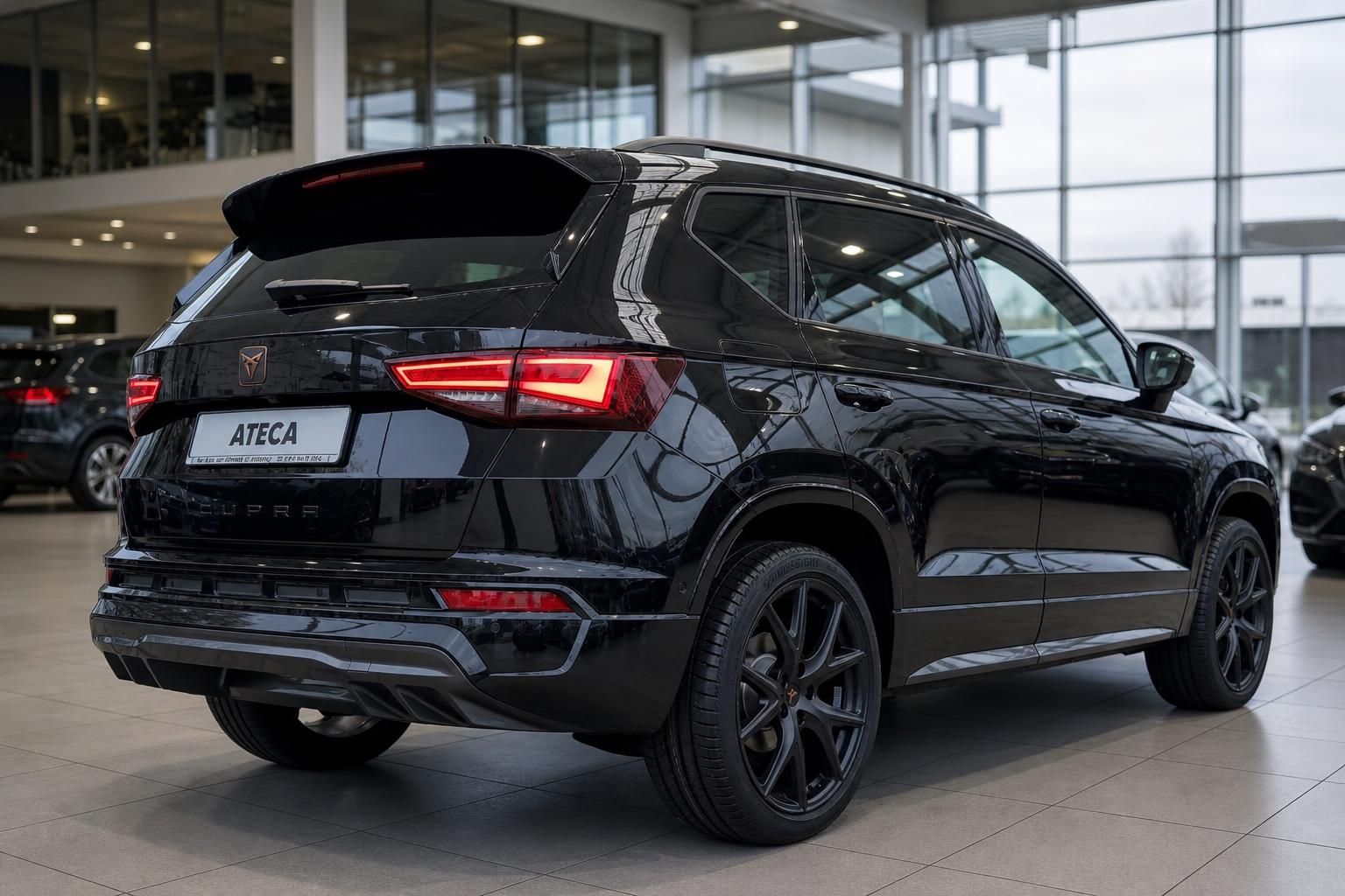 Cupra Ateca schwarz Heck-Seitenansicht im Autohaus Showroom
