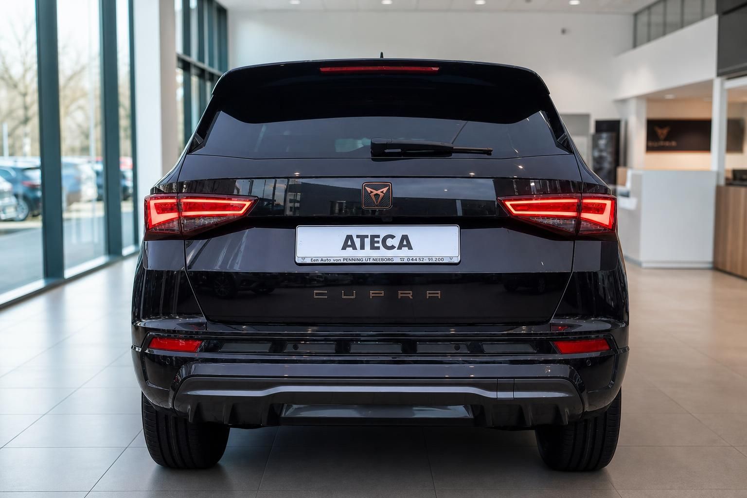 Cupra Ateca schwarz Heckansicht im Autohaus Showroom