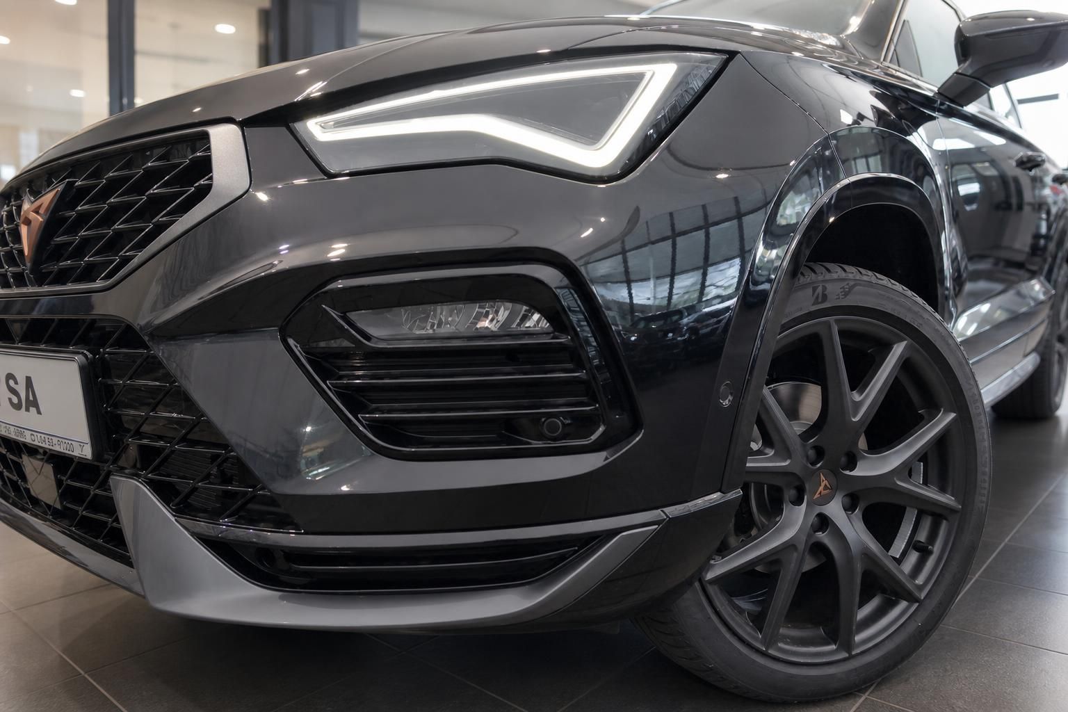 Cupra Ateca schwarz Frontpartie mit LED-Scheinwerfer und Alufelgen