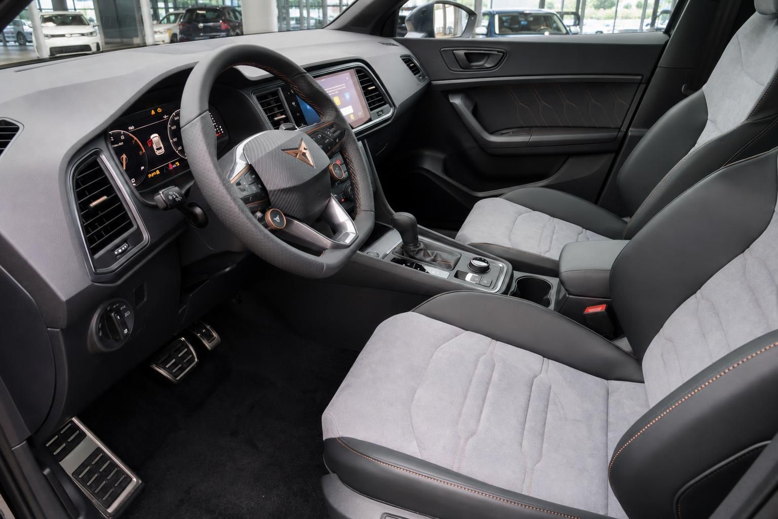 Cupra Innenraum Vordersitze mit Lenkrad und Sportsitzen im Detail