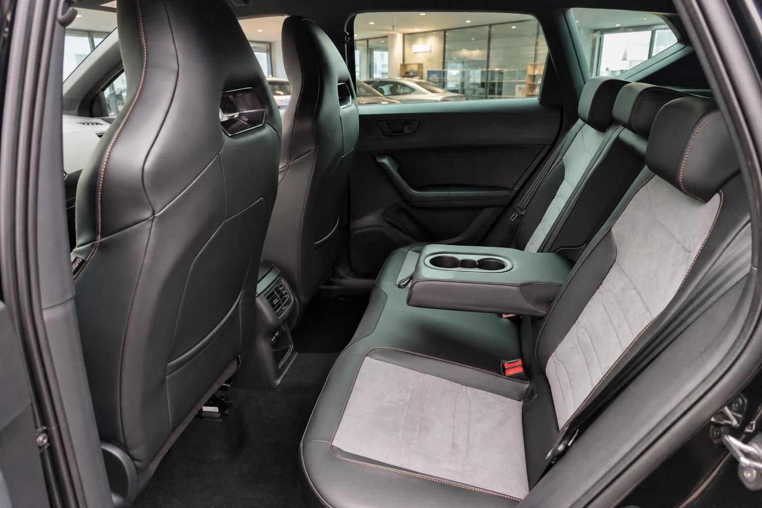 Cupra Ateca Rücksitze mit Lederausstattung und Armlehne im Detail