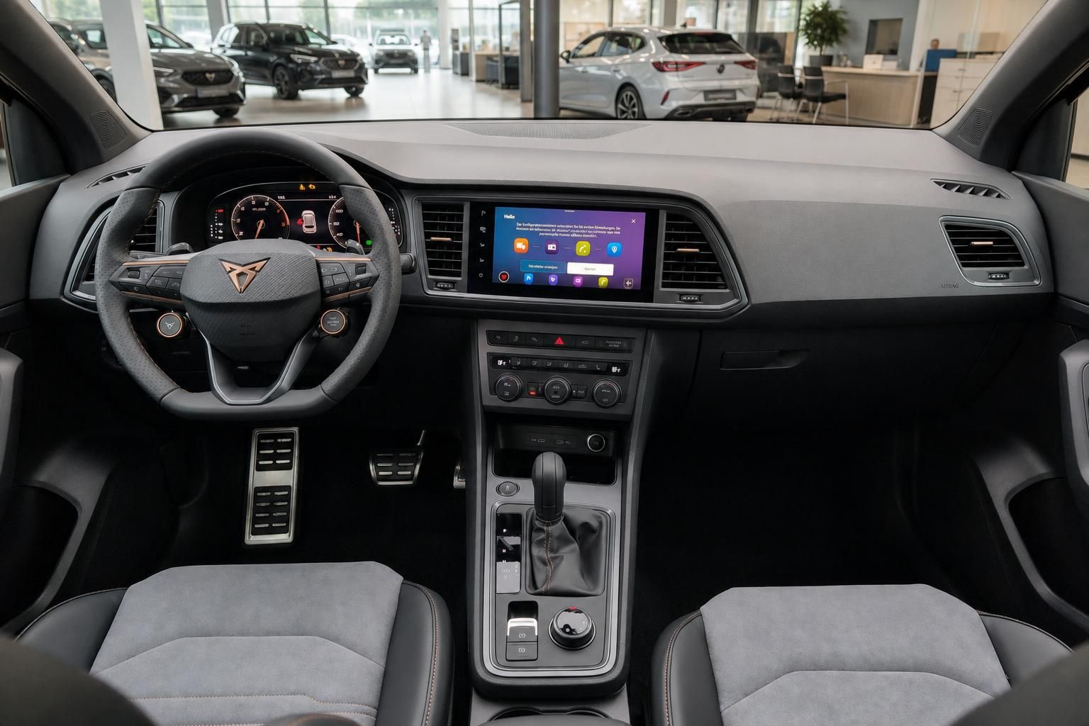 Cupra Ateca Cockpit mit Lenkrad, Display und Sportsitzen im Innenraum