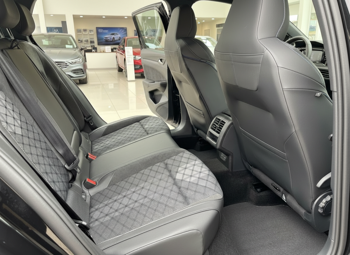 Fahrzeuginnenraum mit schwarzen Ledersitzen und Rautennaht-Muster, Rücksitzbereich eines modernen SUV