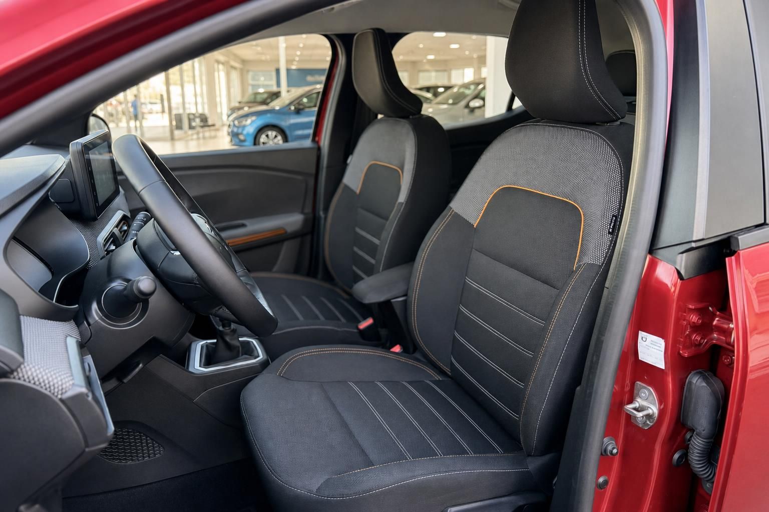 Innenraum Dacia Sandero mit schwarzen Sportsitzen und Multimedia-Display