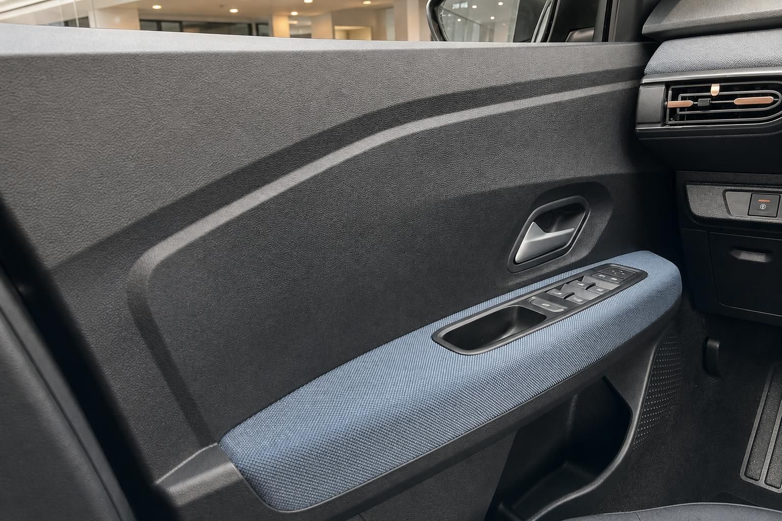Dacia Türverkleidung mit Fensterheber-Bedienfeld im Detail