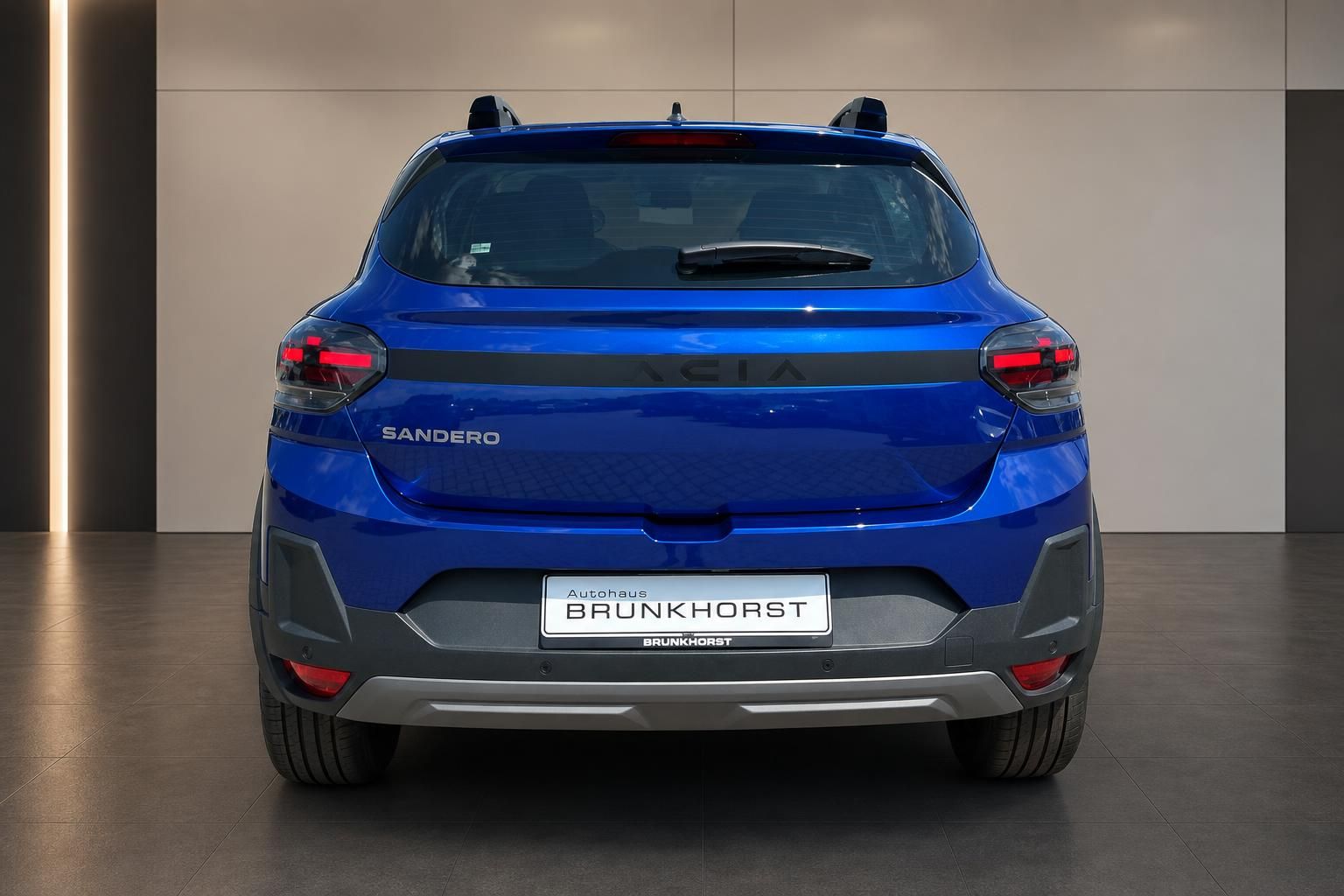Dacia Sandero blau, Heckansicht mit Rueckleuchten im Autohaus