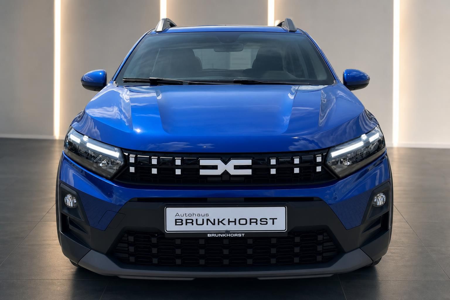 Dacia Sandero Stepway blau, Frontansicht mit Kuehlergrill