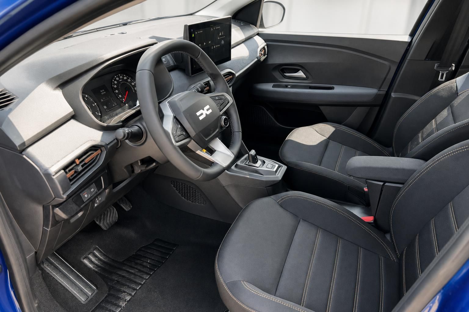 Dacia Sandero Innenraum mit Cockpit und Vordersitzen im Detail