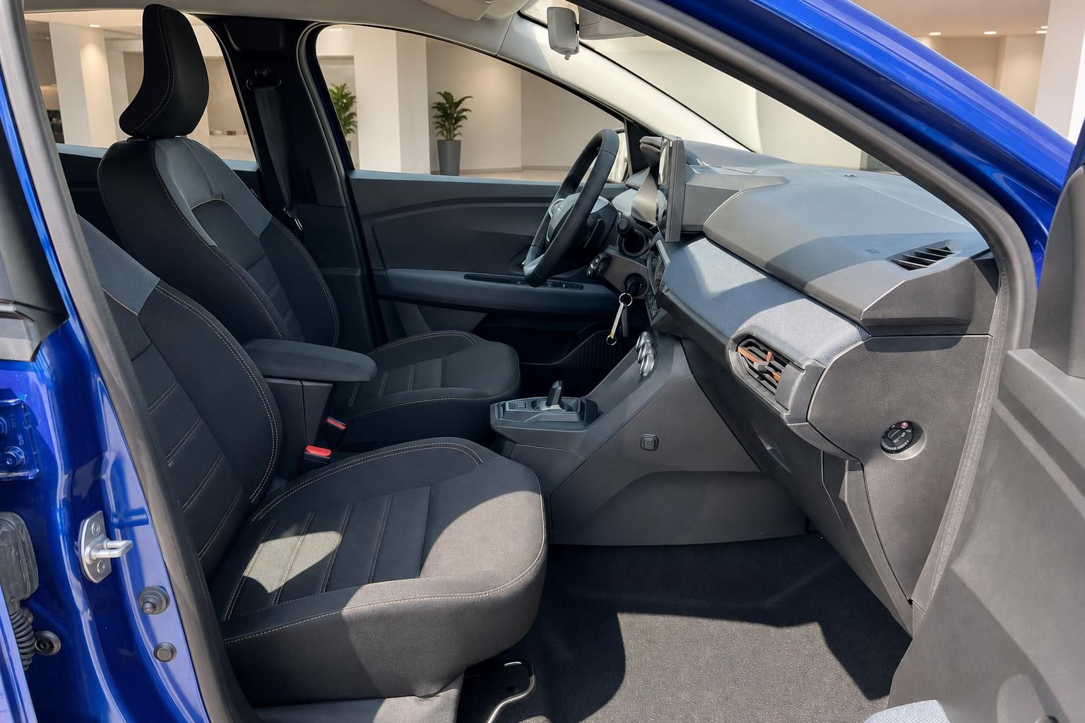 Dacia Innenraum: Vordersitze und Armaturenbrett im Detail