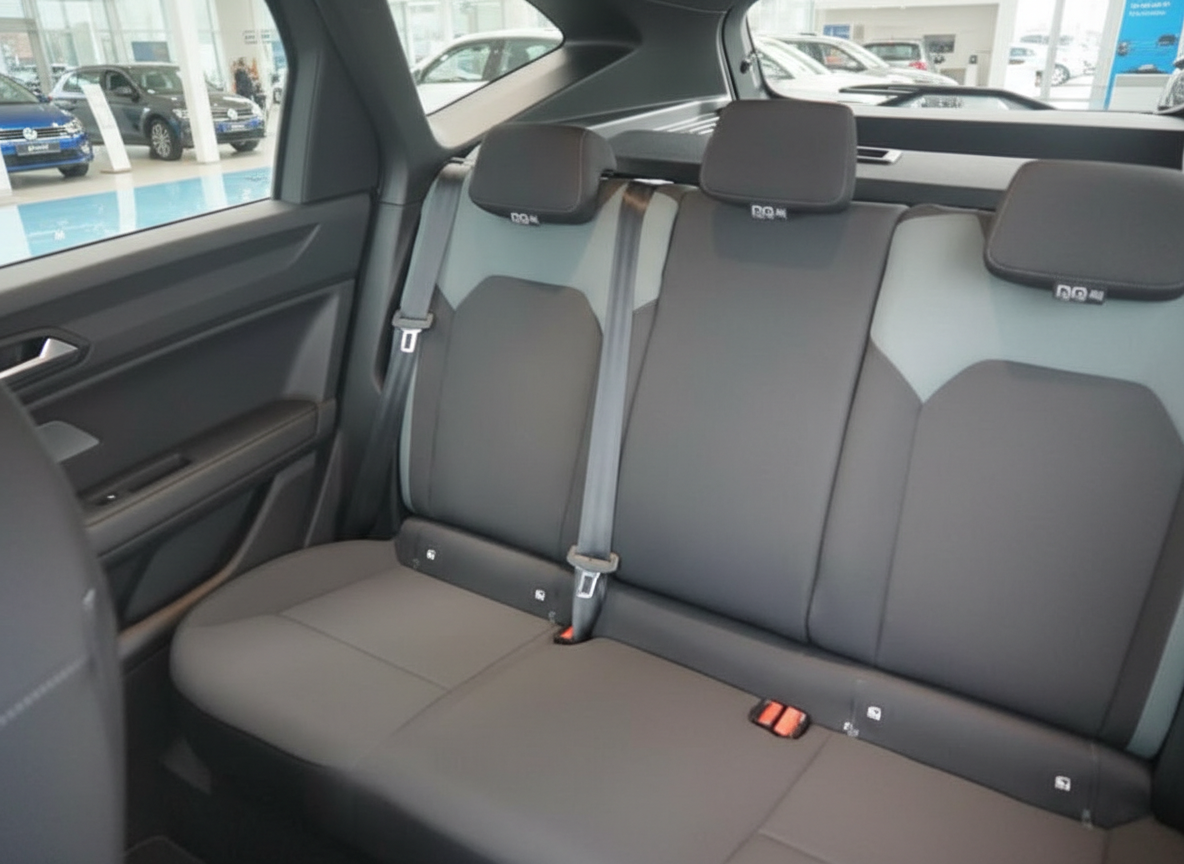 Volkswagen Innenraum Rücksitzbank grau mit Sicherheitsgurten im Autohaus