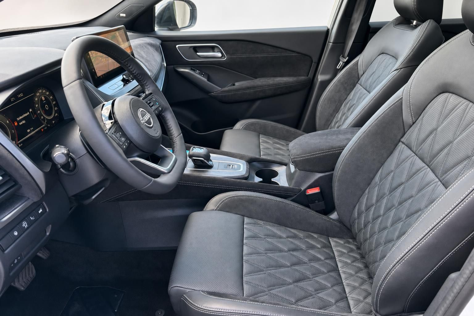 Nissan Qashqai Innenraum grau mit Lenkrad und Sitzbezug Ausstattung