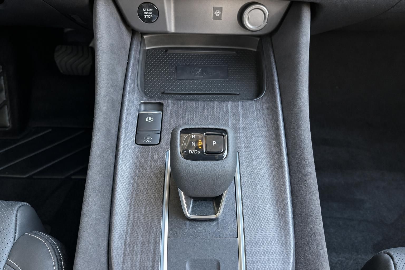 Auto Mittelkonsole Schaltknauf Automatikgetriebe Handbremse Bedienelemente Innenraum