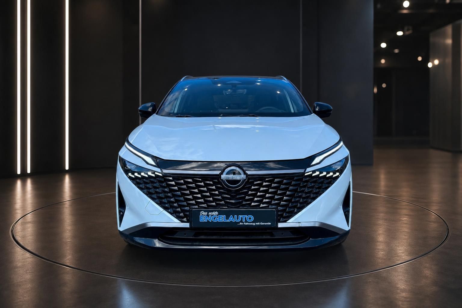 Nissan Qashqai weiss - Frontansicht mit charakteristischem V-Motion Kühlergrill
