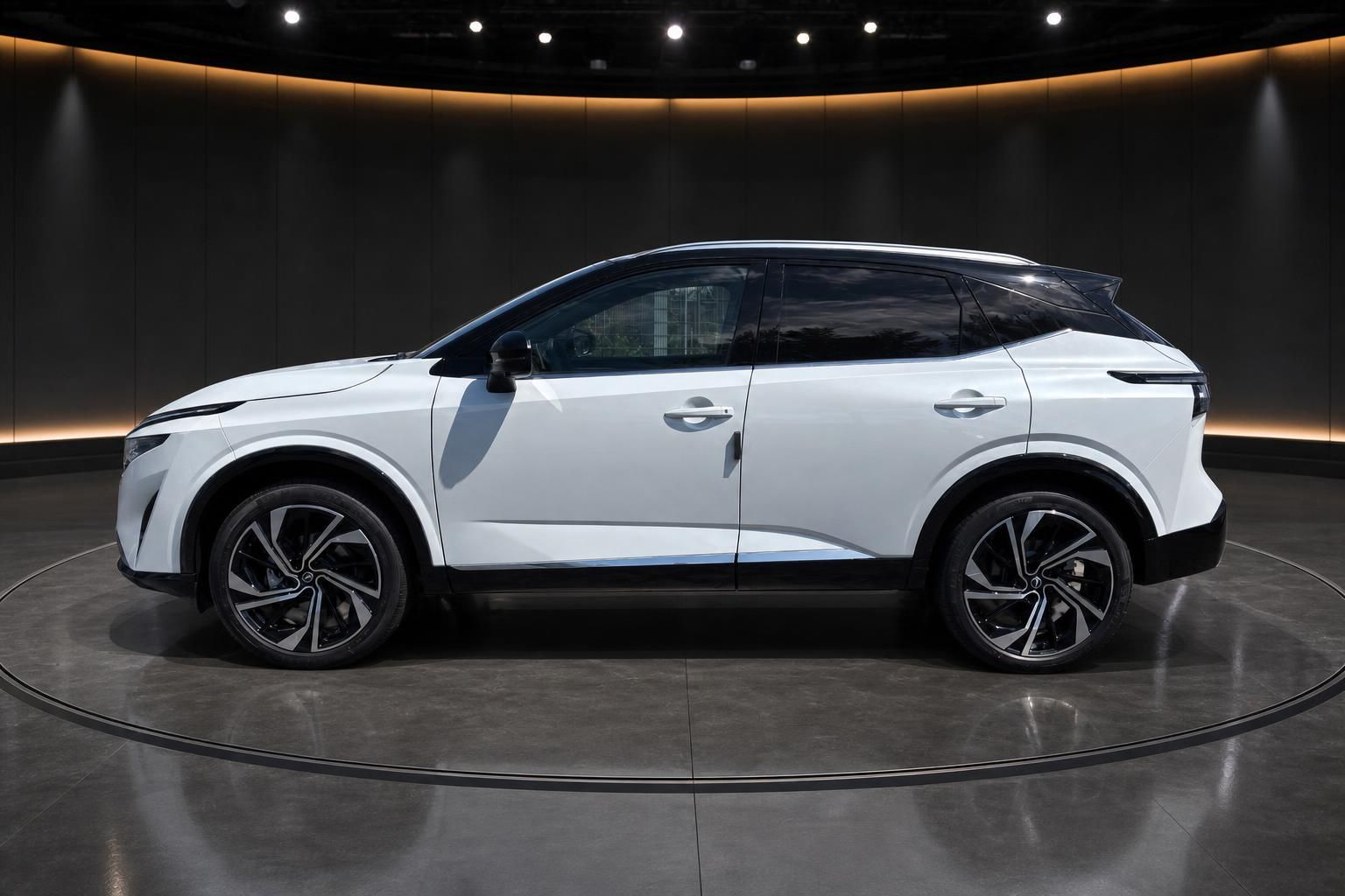 Nissan Qashqai weiss mit schwarzem Dach - Seitenansicht mit sportlichen Leichtmetallfelgen
