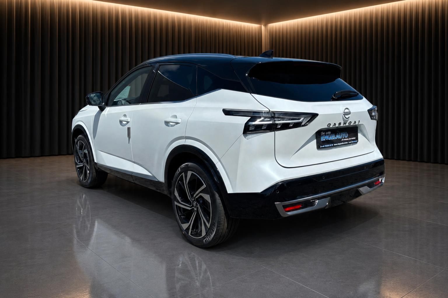 Nissan Qashqai weiss mit schwarzem Dach - Heckansicht im modernen Showroom