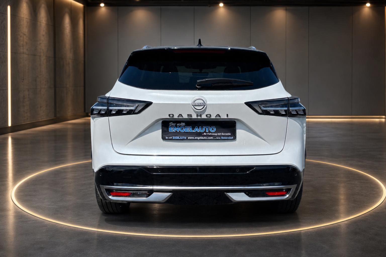 Nissan Qashqai weiss Heckansicht mit LED-Rücklichtern im Autohaus