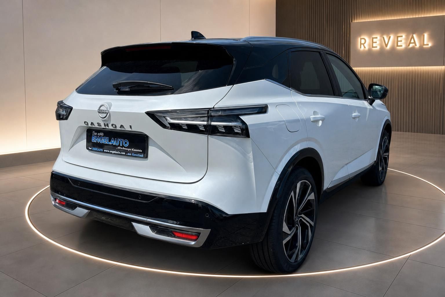 Nissan Qashqai weiss Heckansicht mit schwarzem Dach im Showroom
