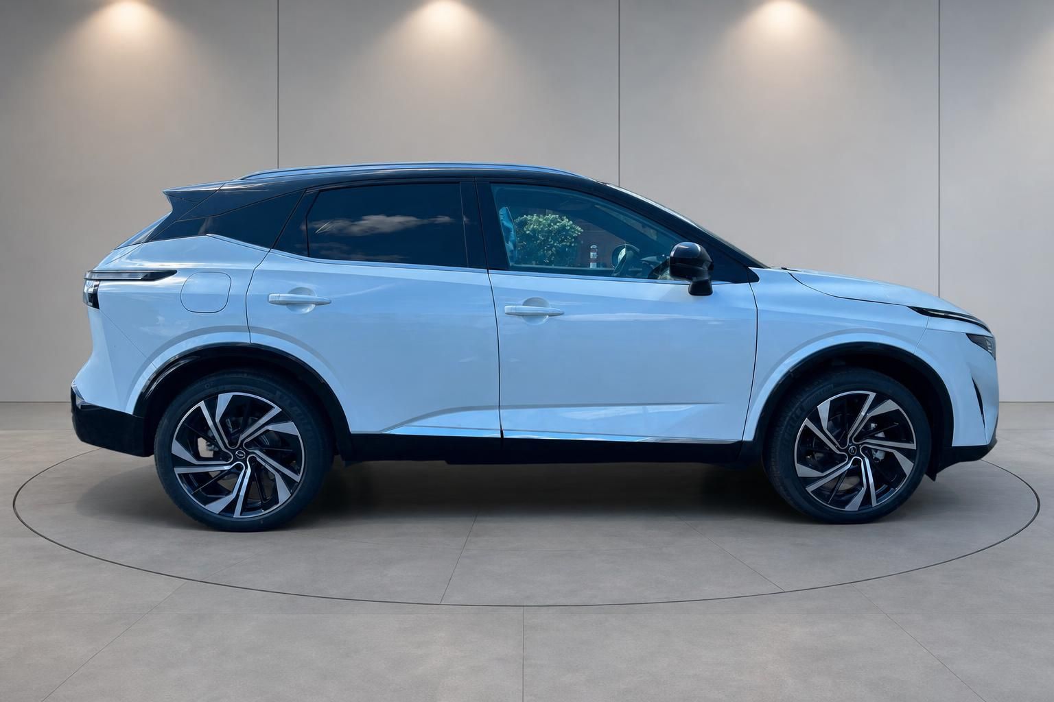 Nissan Qashqai weiss Seitenansicht SUV mit Leichtmetallfelgen