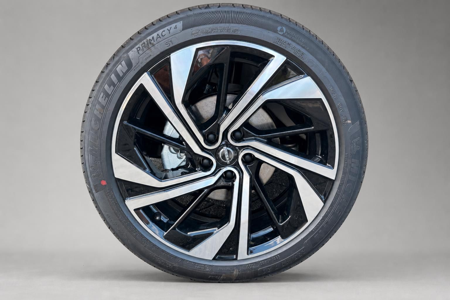 Nissan Qashqai Leichtmetallfelge mit Michelin Primacy Reifen Detail