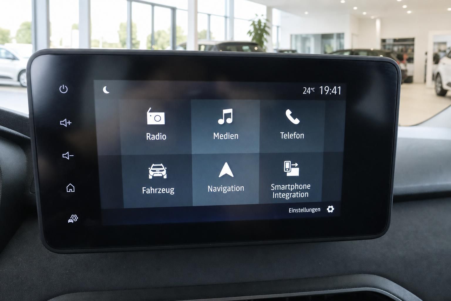 Infotainment-Display mit Touchscreen im Fahrzeug-Cockpit
