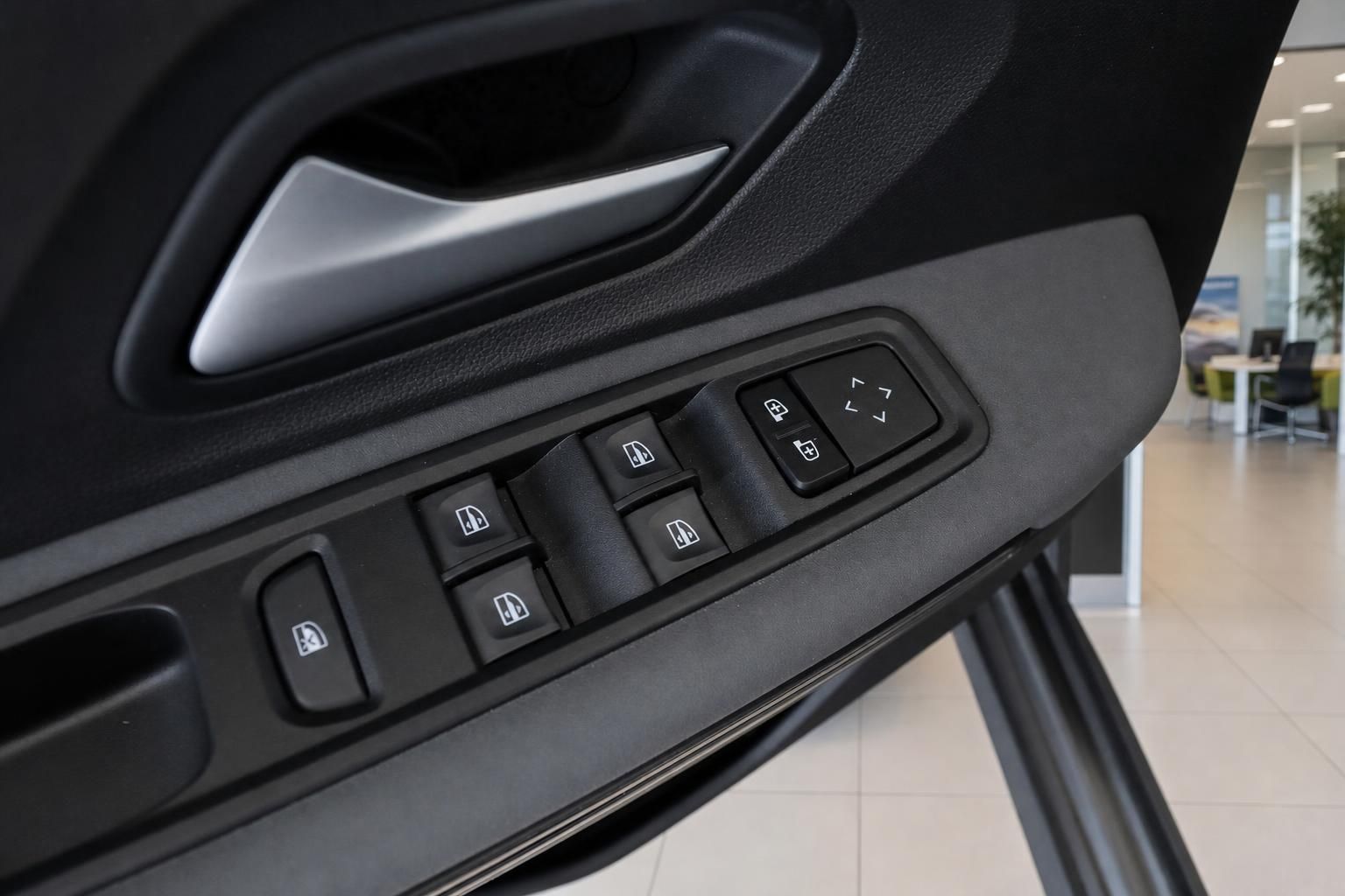 Dacia Jogger Türverkleidung mit Fensterhebern im Detail