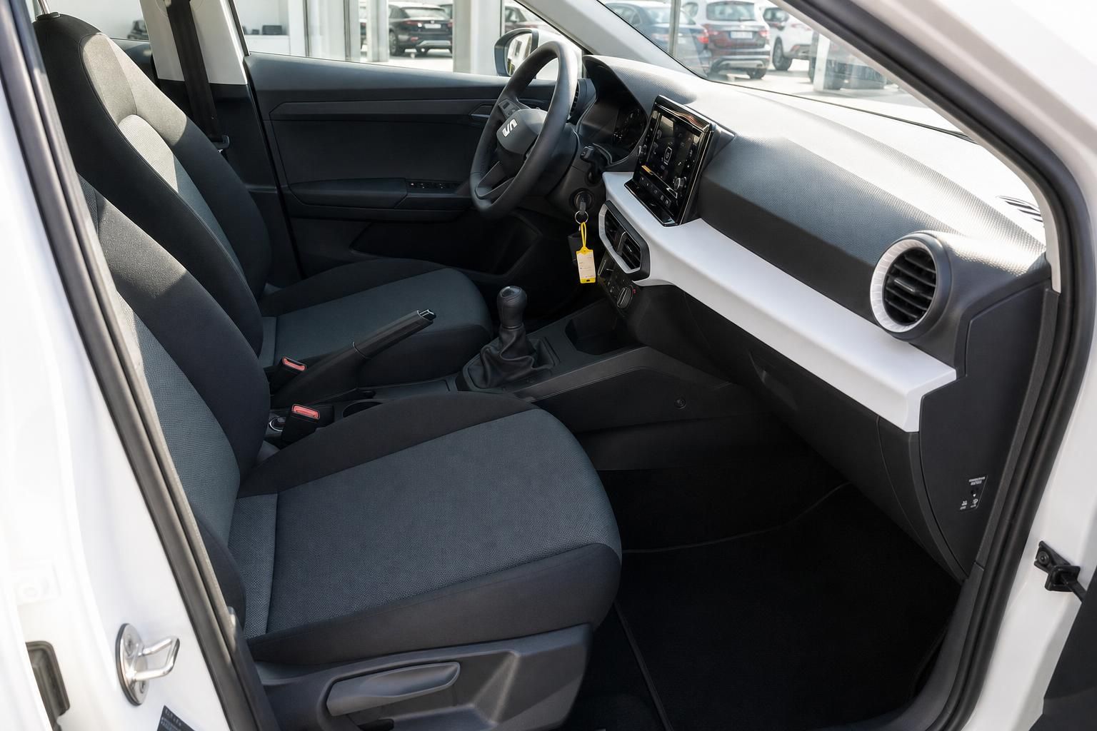 Cockpit SEAT Arona mit Lenkrad, Touchscreen und Vordersitzen