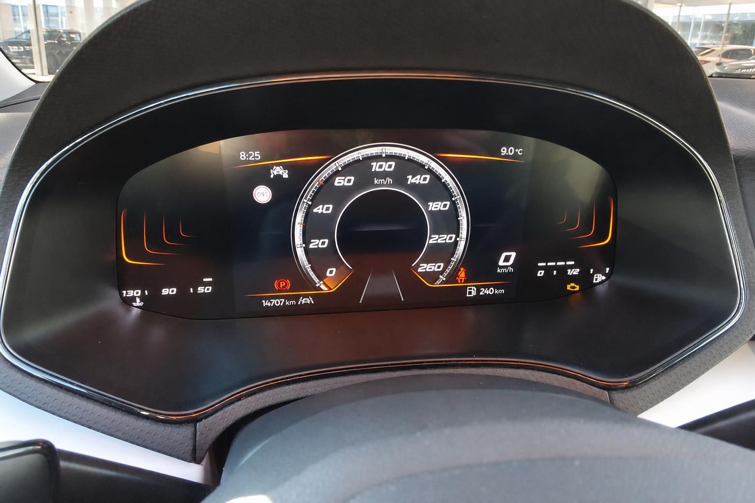 Digitales Kombiinstrument mit Tacho und Kilometerstand