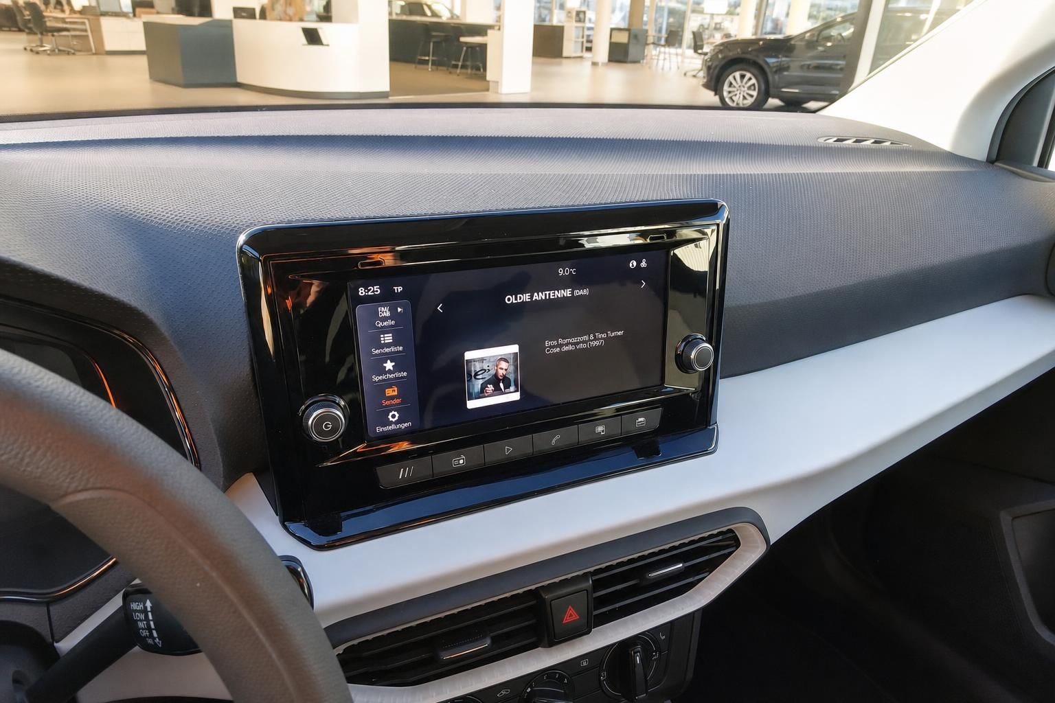 Infotainment-Bildschirm mit Radioanzeige im Fahrzeug