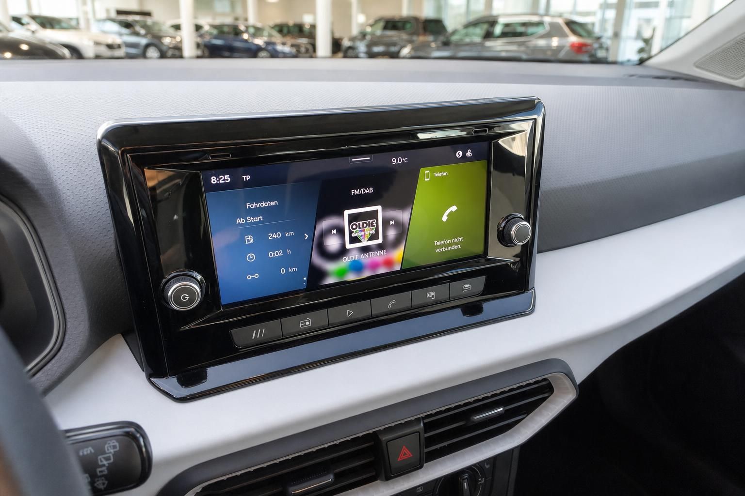Touchscreen Infotainment mit Fahrdaten und Telefonmenü