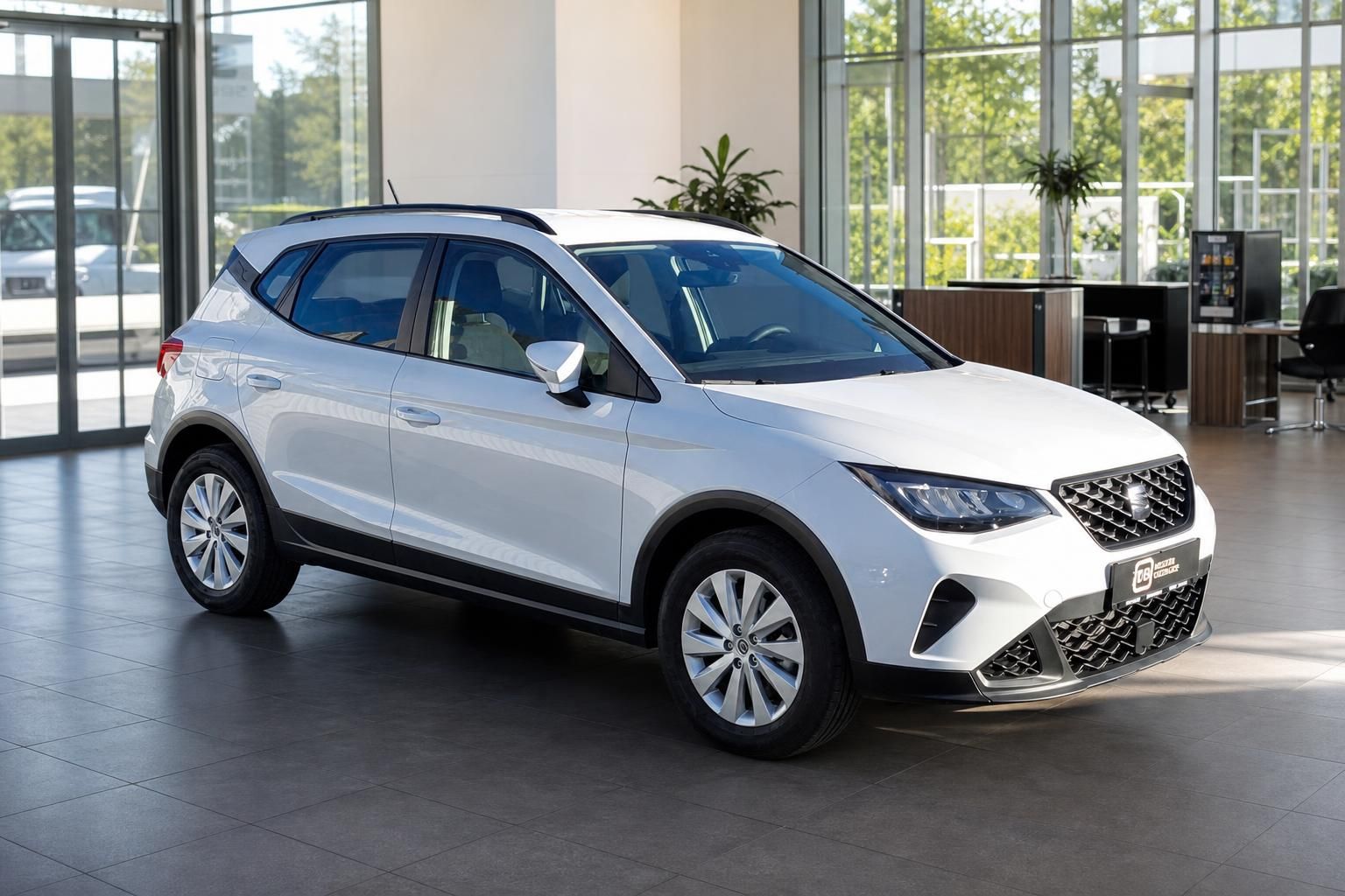 Weißer SEAT Arona SUV in Frontansicht im Autohaus Showroom