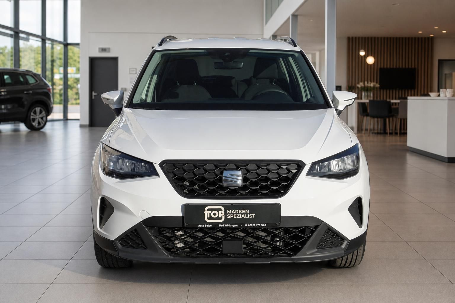 SEAT Arona weiß Frontansicht mit Kühlergrill im Autohaus