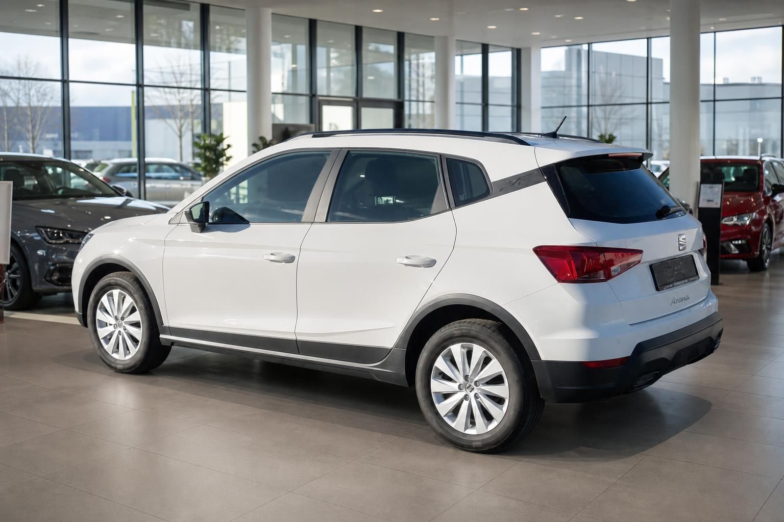 SEAT Arona weiß Seitenansicht Heck im Verkaufsraum