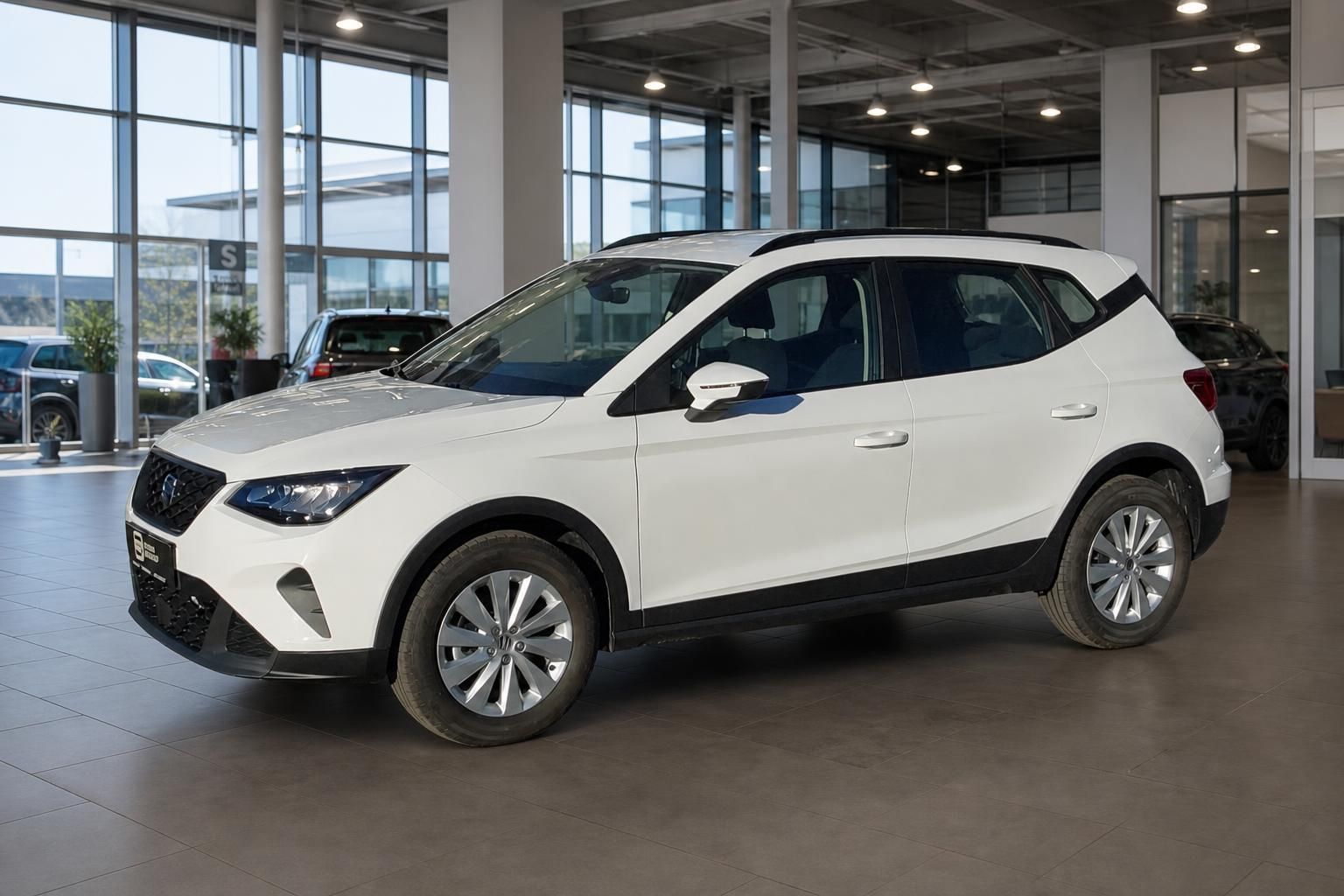 Weißer SEAT Arona SUV in der Seitenansicht im Autohaus-Showroom