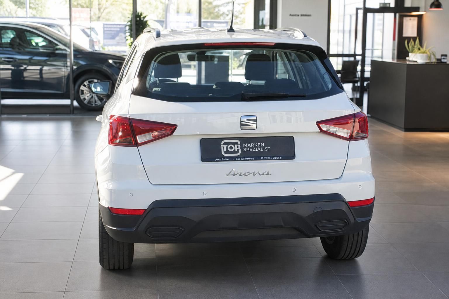 SEAT Arona weiß Heckansicht mit Rücklichtern im Autohaus