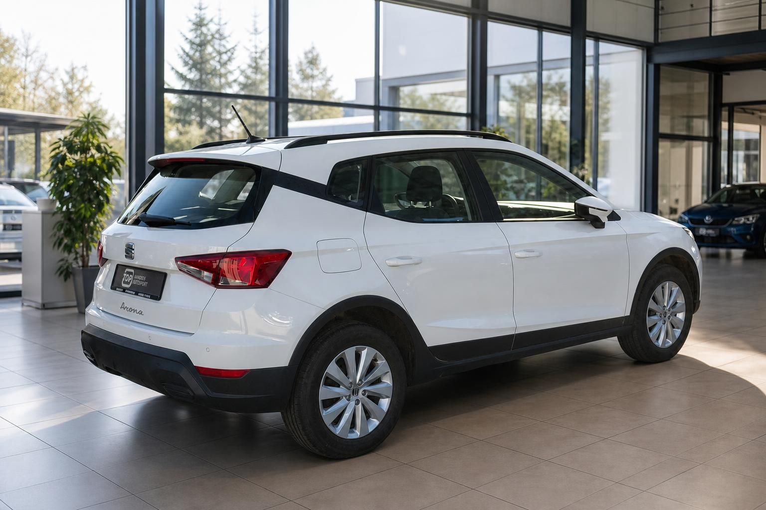 SEAT Arona weiß Heckansicht mit Rücklichtern im Autohaus